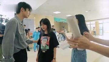 娱乐吃瓜记者,吃瓜记者带你探秘明星幕后故事